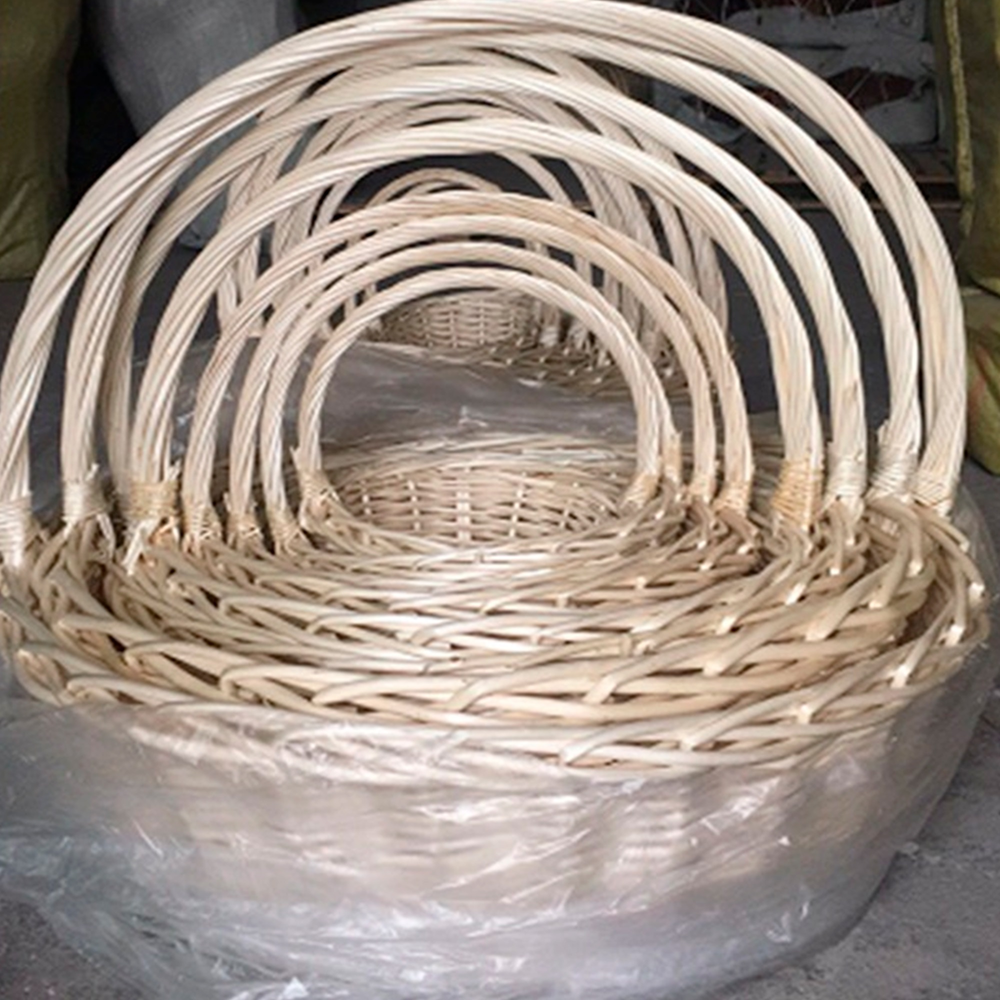 Корзина плетеная (ива), D67xH25/68 см - D22xH10/26 см, набор (8 шт) Белый